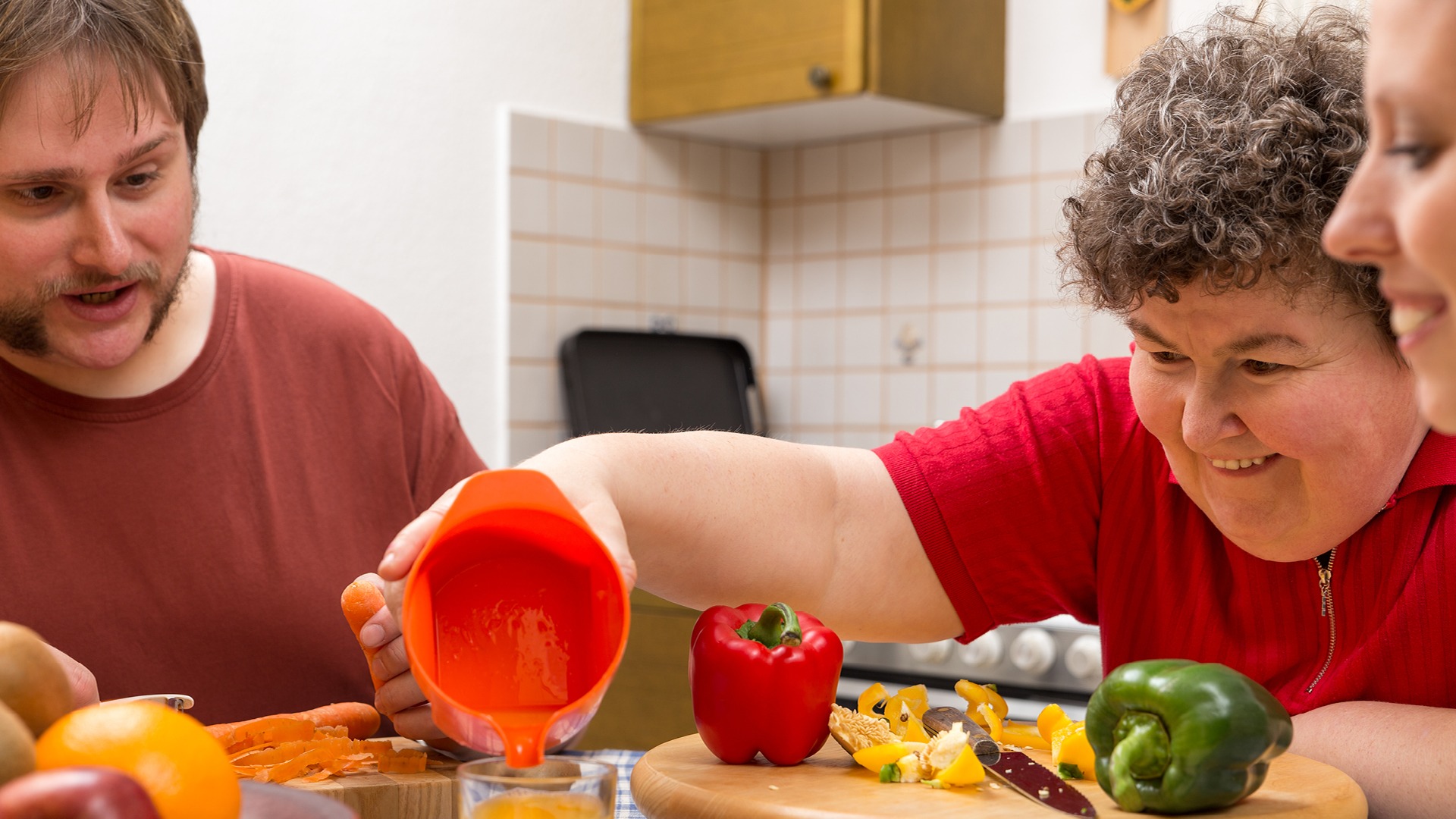 Couple with intellectual disability preparing vegegables in the kitchen